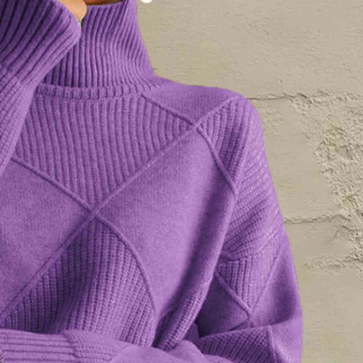 MP | Elegantný svetrík s korytnačím výstrihom z geometrického úpletu